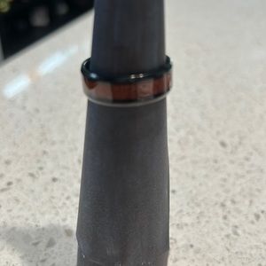 Men’s 8mm wood grain and black ring